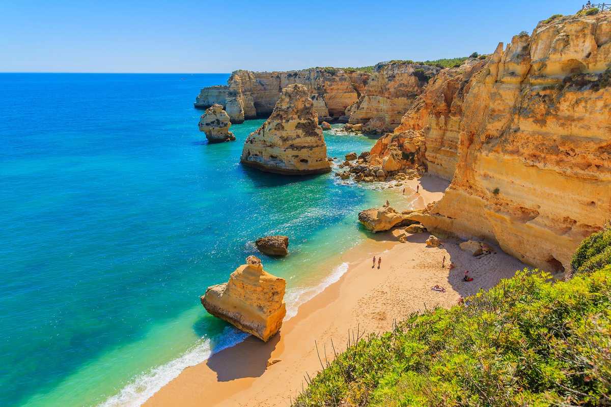 Algarve, Portugal © Adobe Stock Plages et falaises de l'Algarve, au Portugal