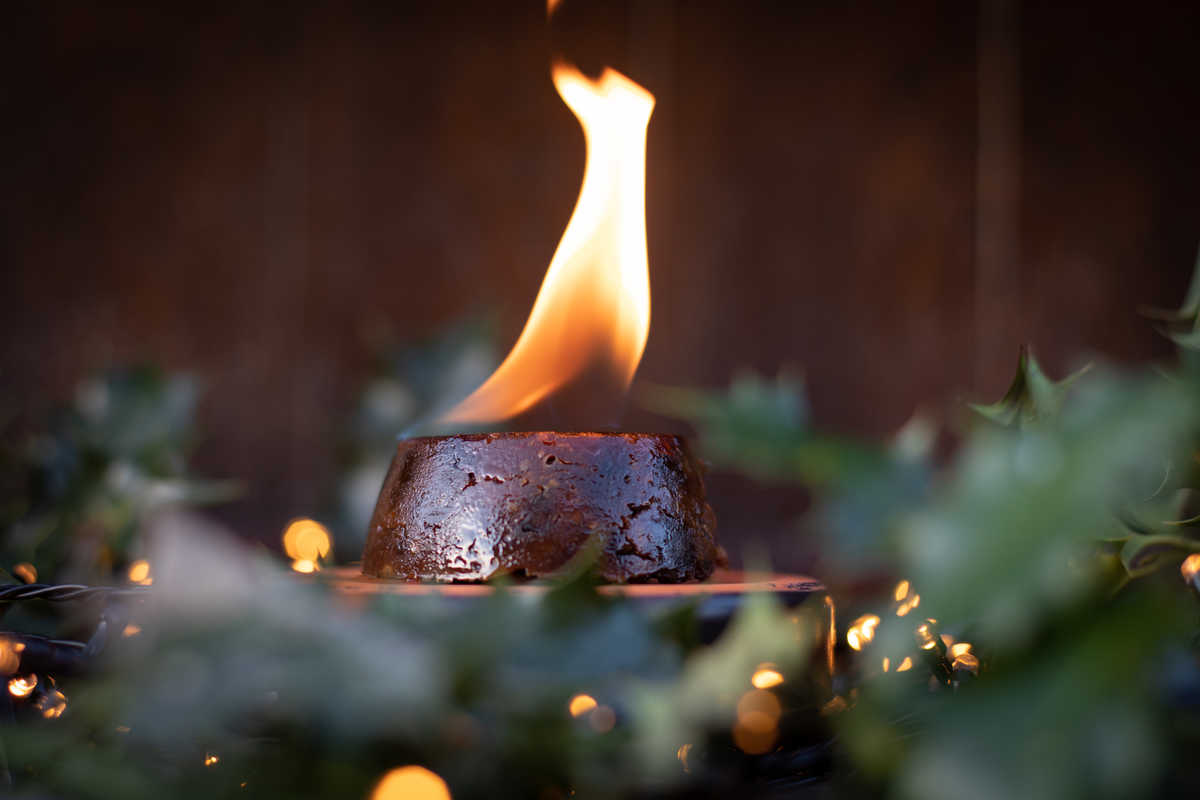 Plum pudding flambé au Brandy, spécialité irlandaise de Noël