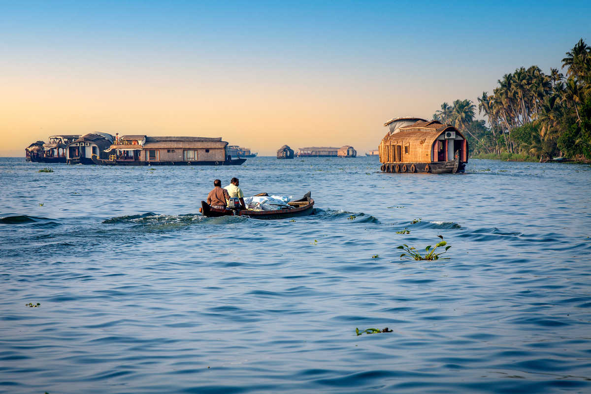 Population locale en barque sur les backwaters du Kerala, Inde du Sud