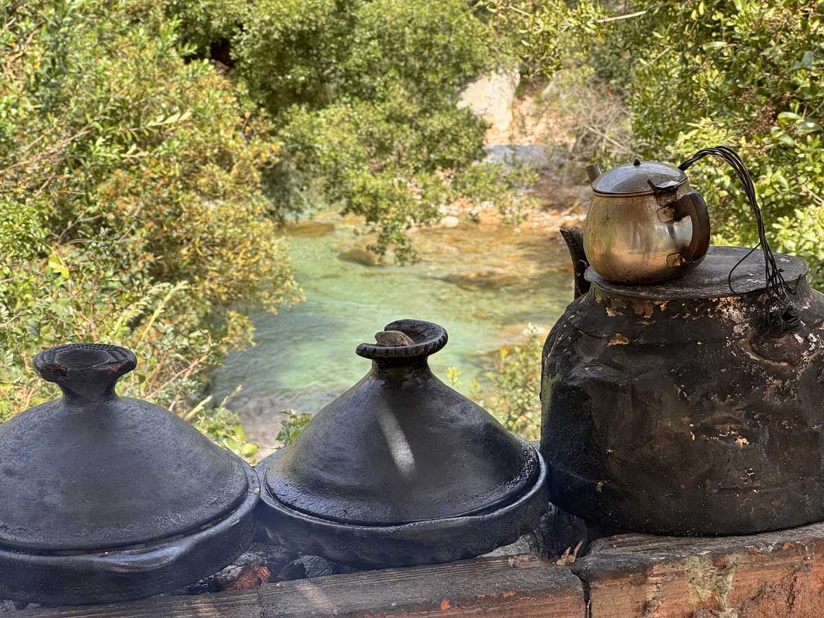Pots en terre au bord de l'eau, Akchour, Maroc © Yann Pots en terre au bord de l'eau, Akchour, Maroc