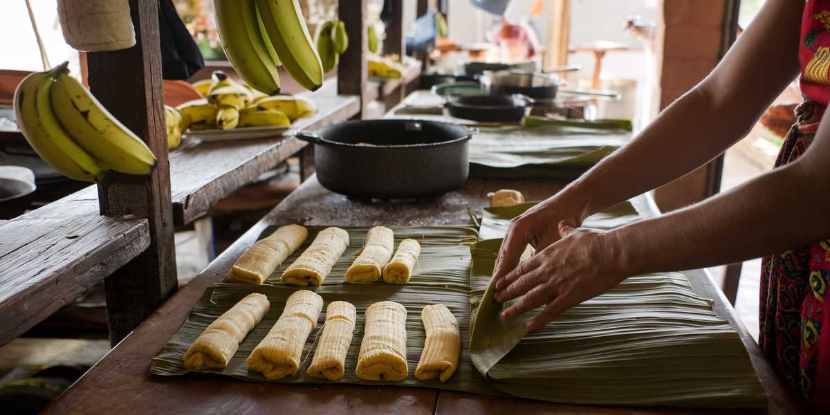 préparation de Tamales, spécialité du Mexique et d'Amérique du sud