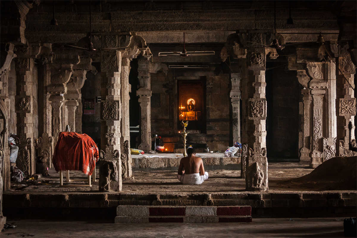 prêtre priant dans un temple hindou Tiruchirapalli Rock Fort, Tamil Nadu, Inde