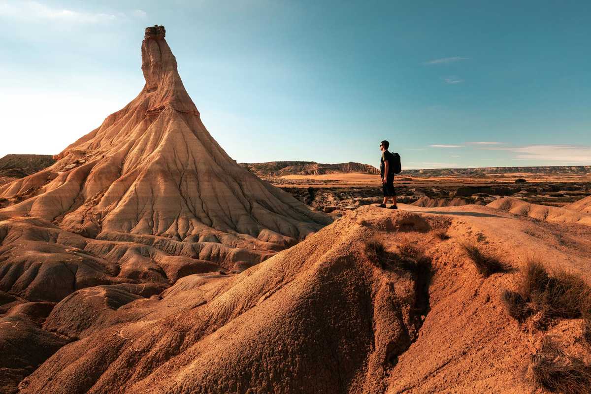 Randonneur face au Castildetierra, dans le désert des Bardenas Reales