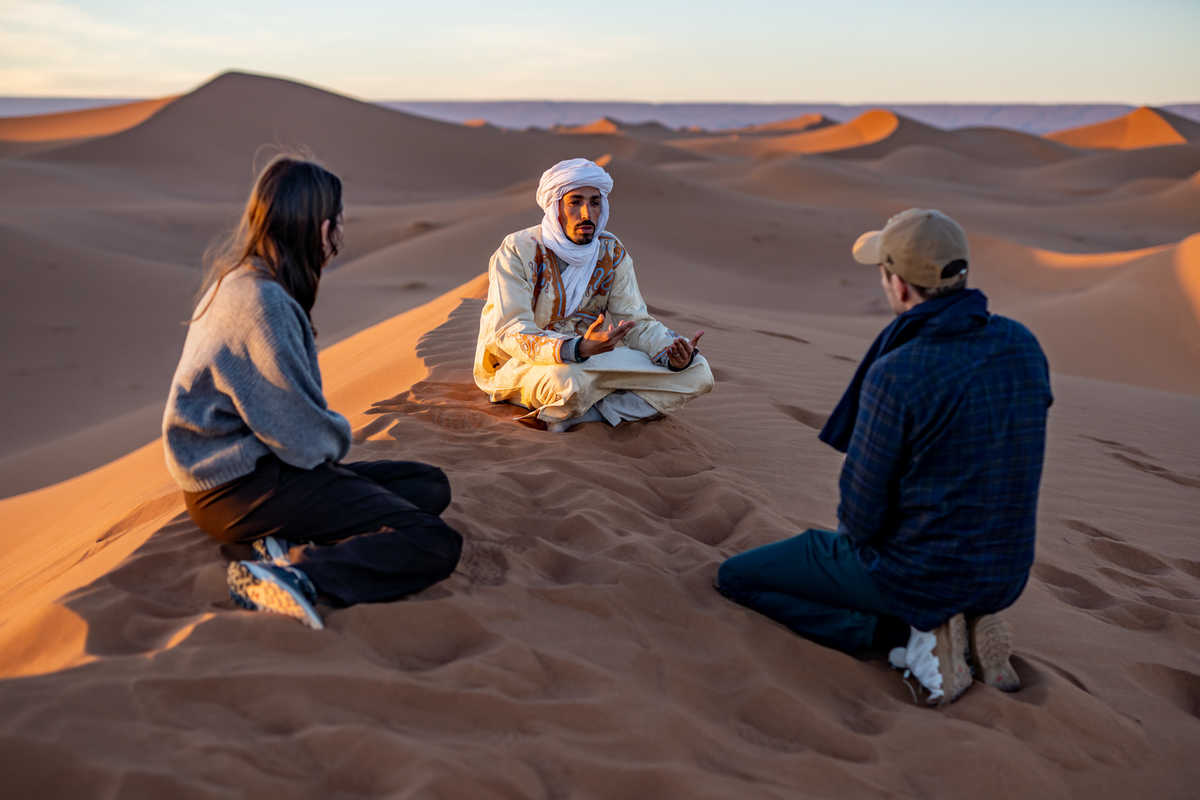 Randonneurs avec leur guide dans le désert marocain