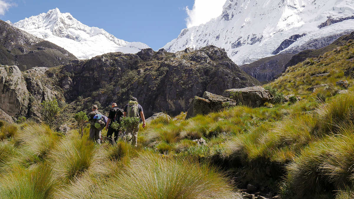 randonneurs dans la cordillère blanche au Pérou