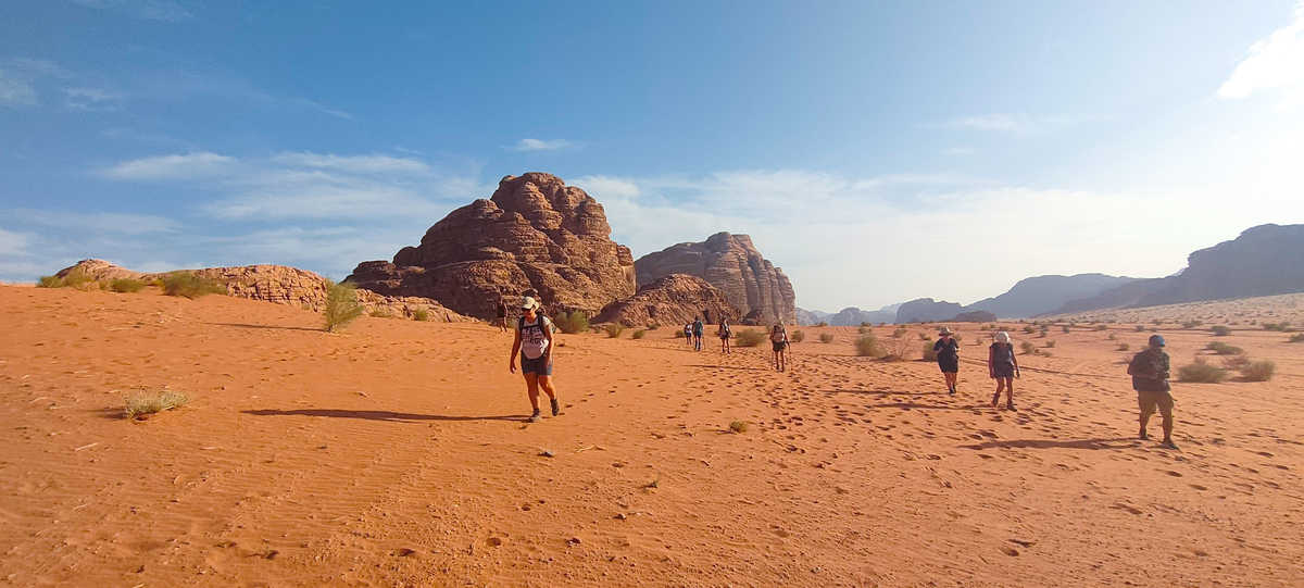 randonneurs dans la réserve naturelle Protégée de Wadi Rum en Jordanie