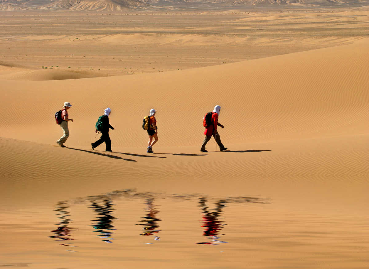 randonneurs dans le désert en Mauritanie