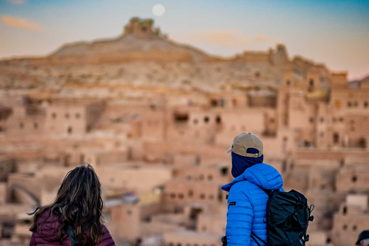 Randonneurs devant Ait Ben Haddou au Maroc