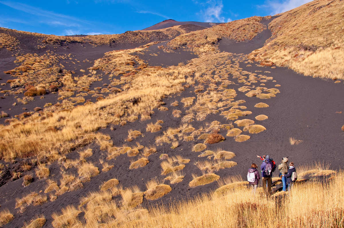 Randonneurs marchant sur l'Etna