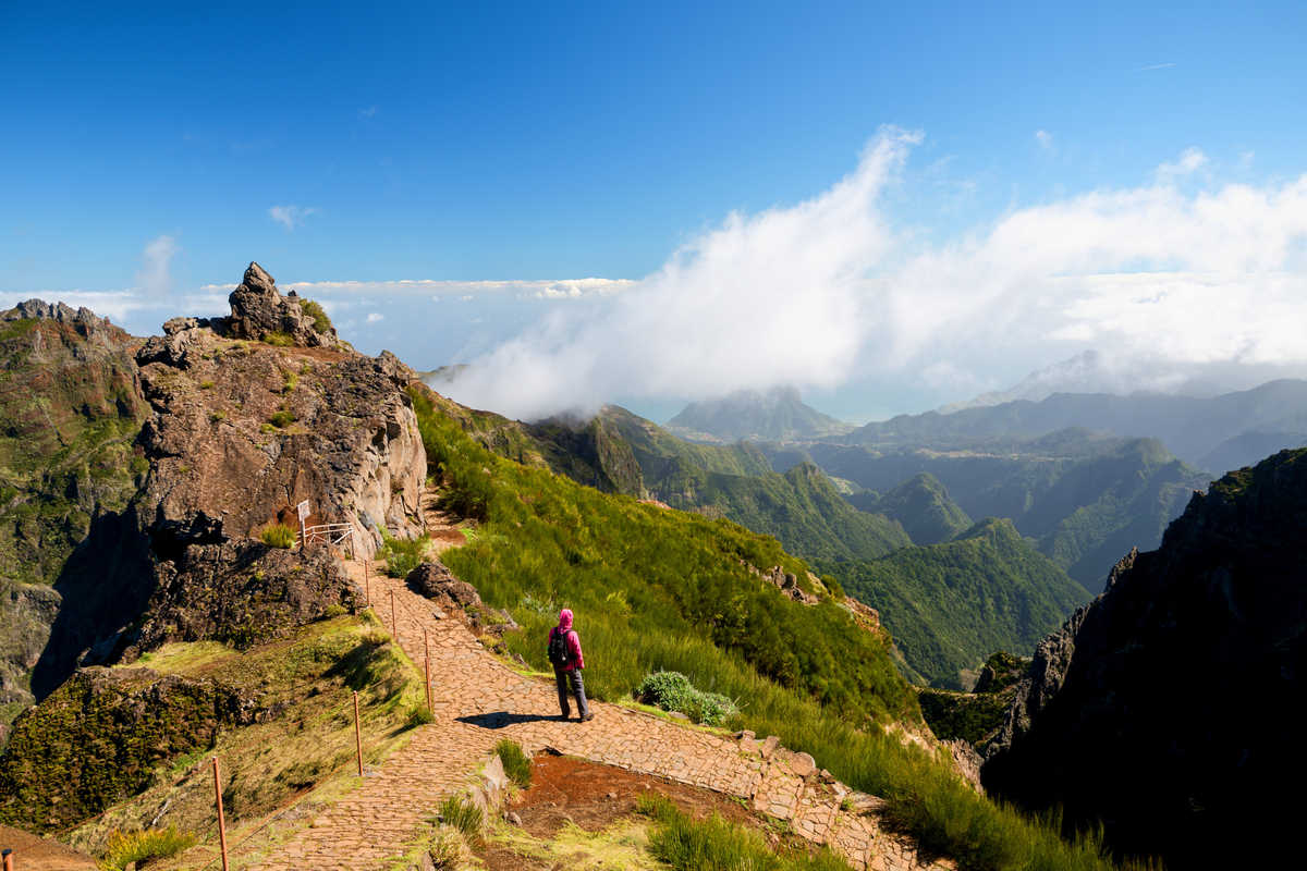 randonneuse-avec-vue-sur-la-vallee-et-les-montagnes, ile-de-madere-portugal