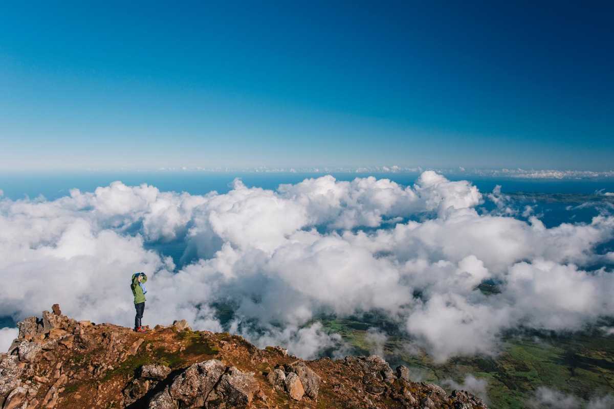 Sommet du volcan Pico, Açores © Adobe Stock Randonneuse lors de l'ascension du volcan Pico, aux Açores