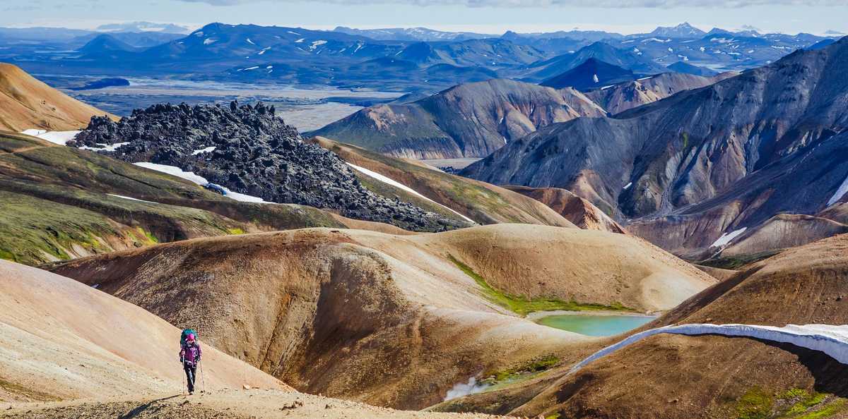 Randonneuse sur le trek du Landmannalaugar, en Islande