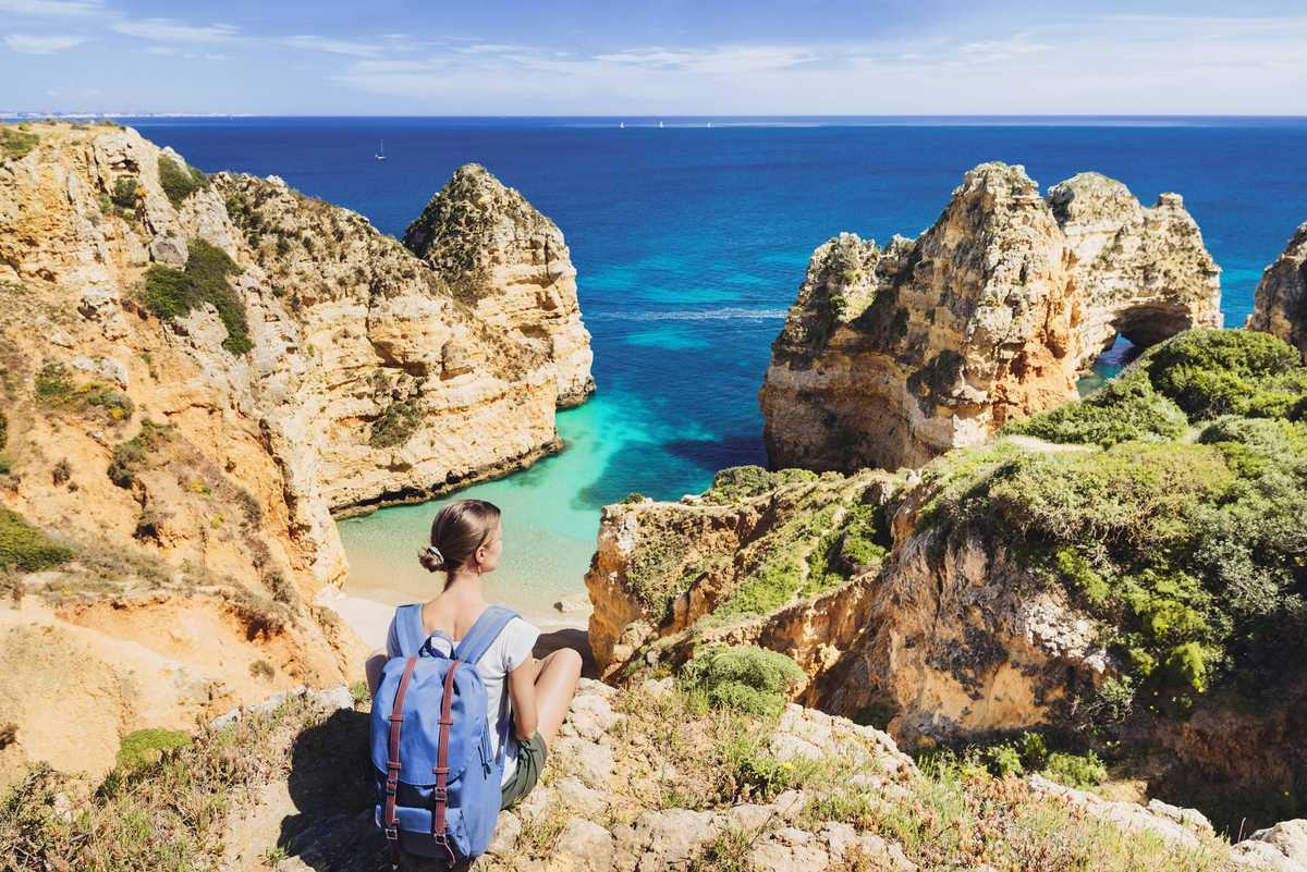 Randonneuse sur les falaises de l'Algarve, au Portugal