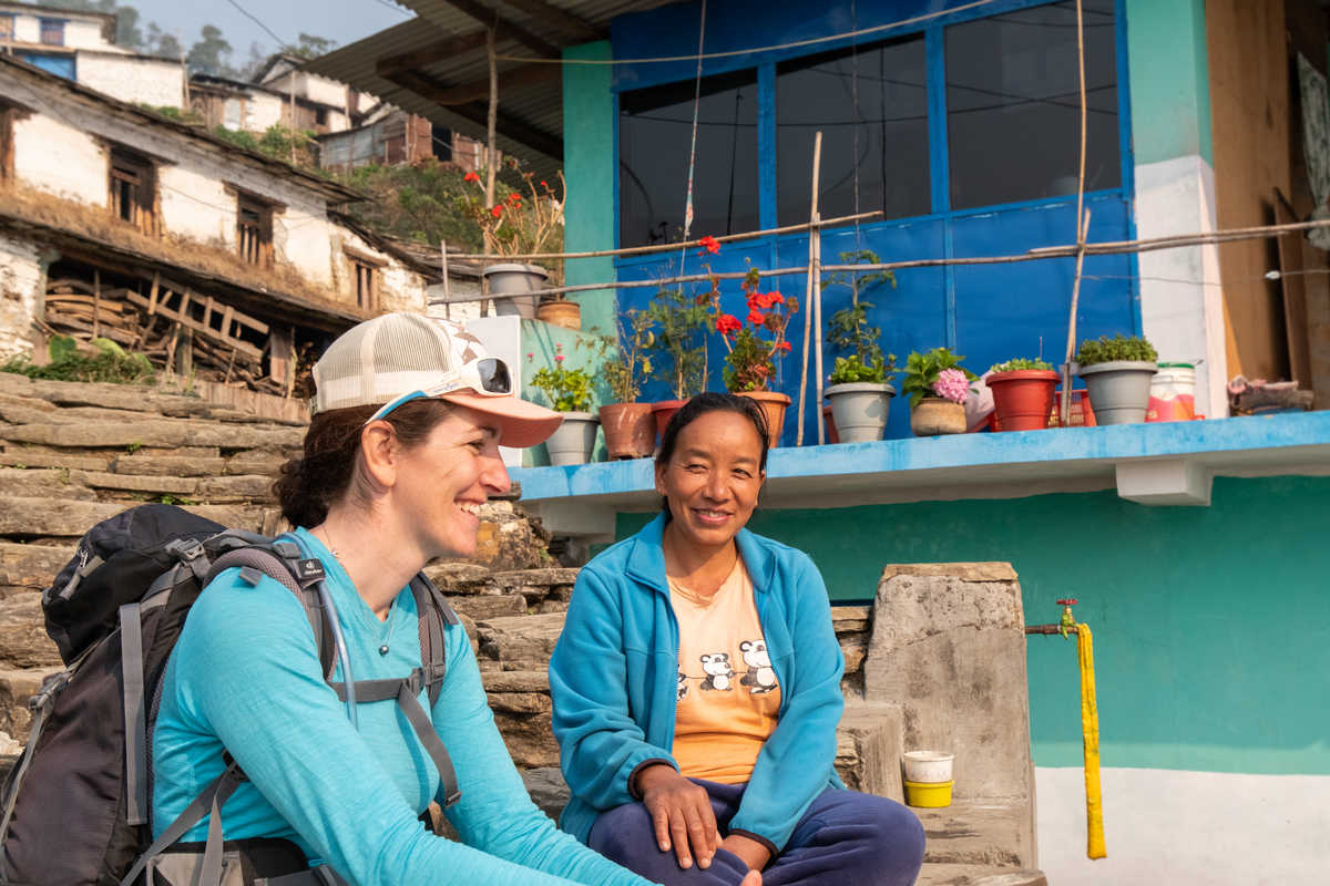 Rencontre entre une népalaise et une randonneuse dans un village au Népal