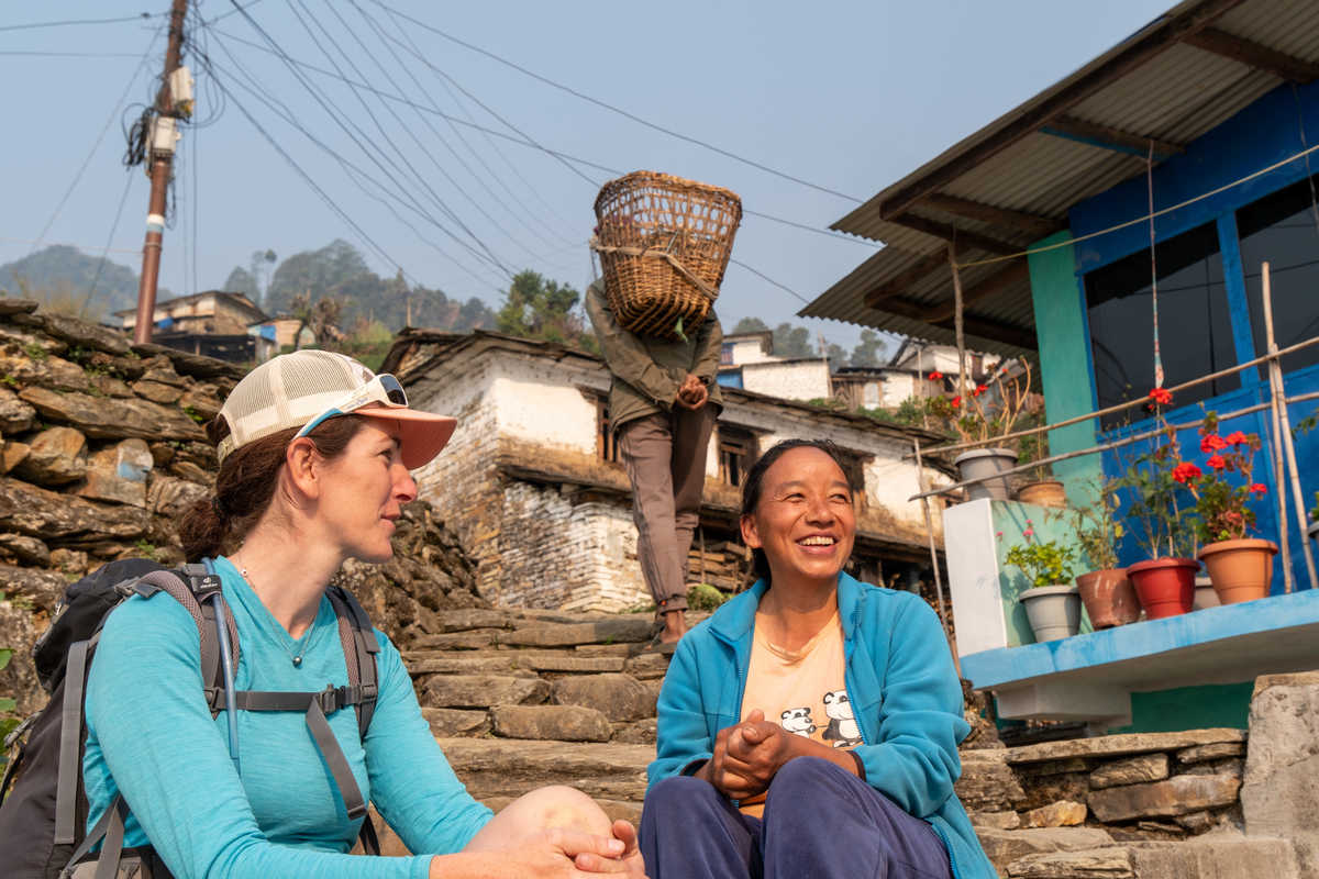 Rencontre entre une népalaise et une randonneuse dans un village au Népal