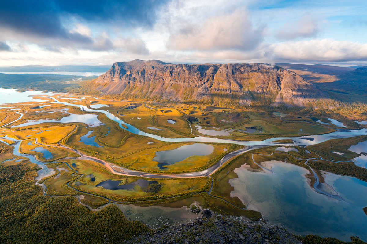 Rivère Rapa vue de Skierfe dans le parc national du Sarek en Suède