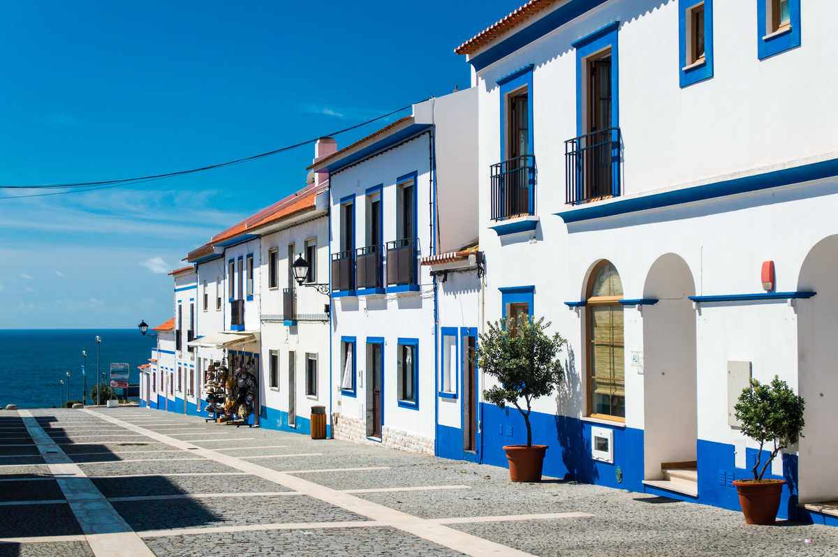 Rue de Porto Covo, Portugal © Adobe Rue de Porto Covo, Portugal