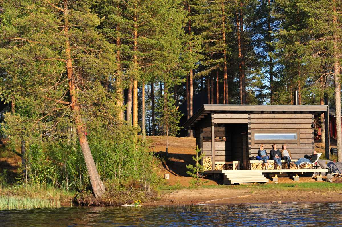 Sauna face au lac dans le Parc National de Hossa en Finlande