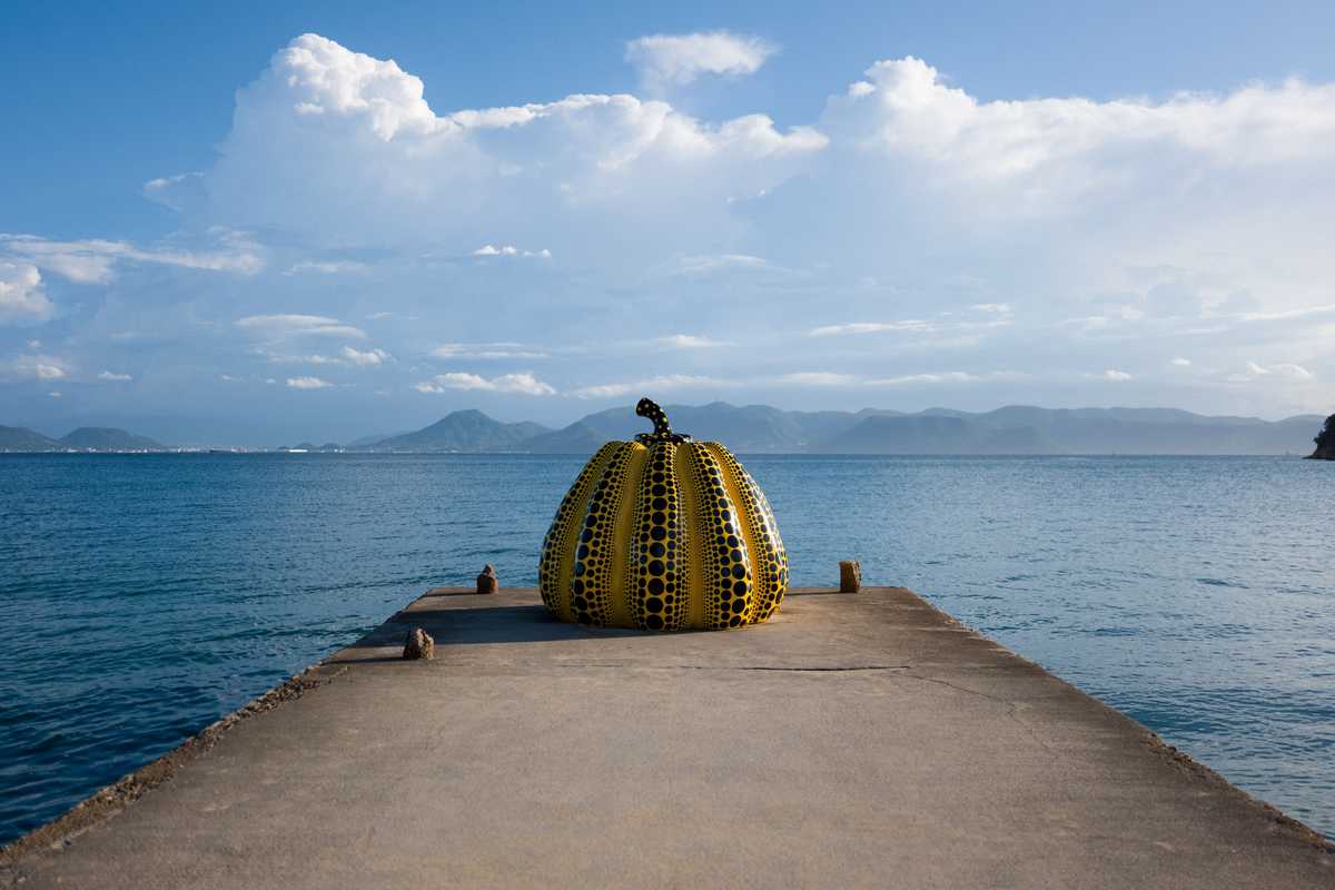 Sculpture de citrouille sur l'île de Naoshima, Japon © Adobe Stock Sculpture de citrouille sur l'île de Naoshima, Japon