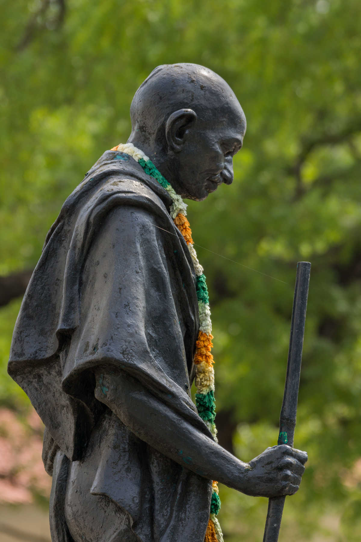 Statue noire grandeur nature du Mahatma Gandhi devant son musée inde du sud