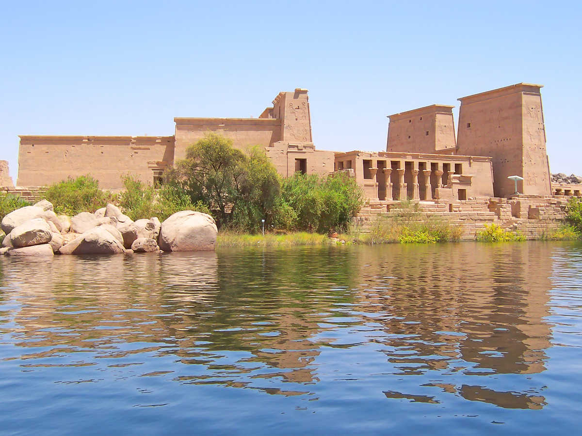 Temple de Philae à Assouan vu du Nil