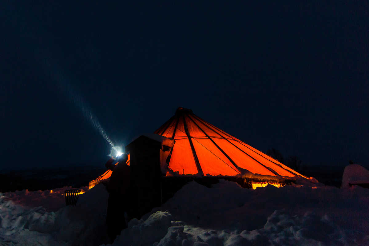 Tente traditionnelle samie de nuit près de Tromso, Norvège