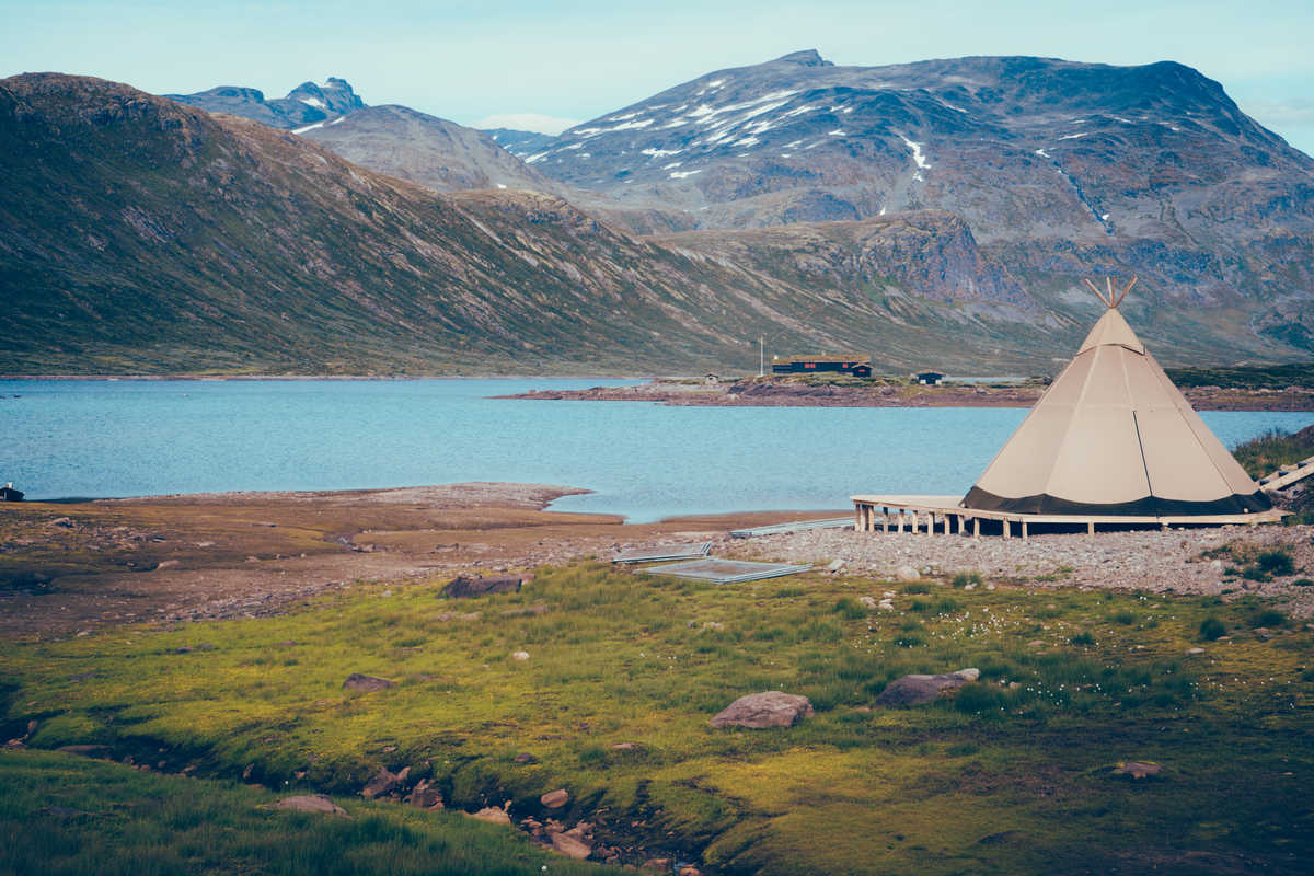 Tente traditionnelle samie près de Tromso, Norvège