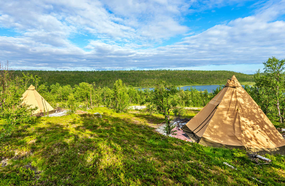 Tente traditionnelle samie près de Tromso, Norvège