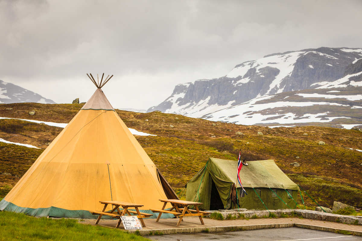 Tente traditionnelle samie près de Tromso, Norvège