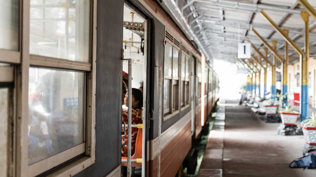 Train en gare au Sri Lanka