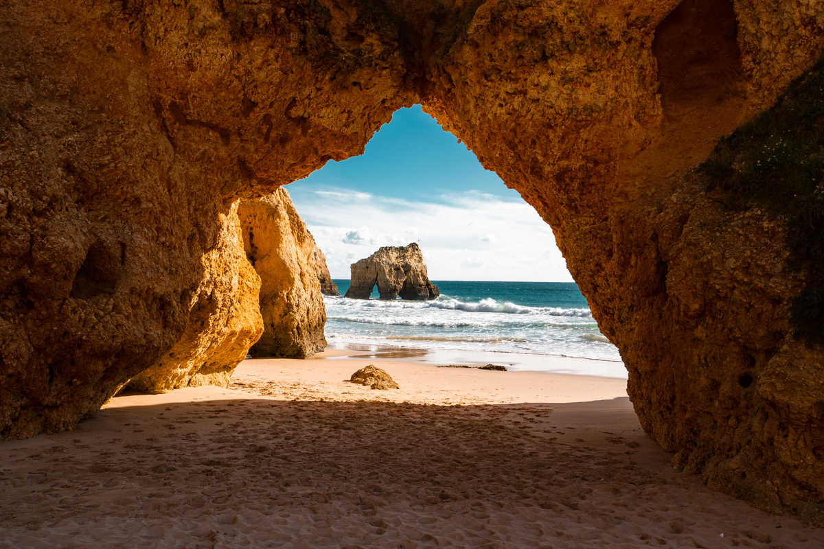 Tunnel dans une falaise de plage à Portimão, Algarve Portugal