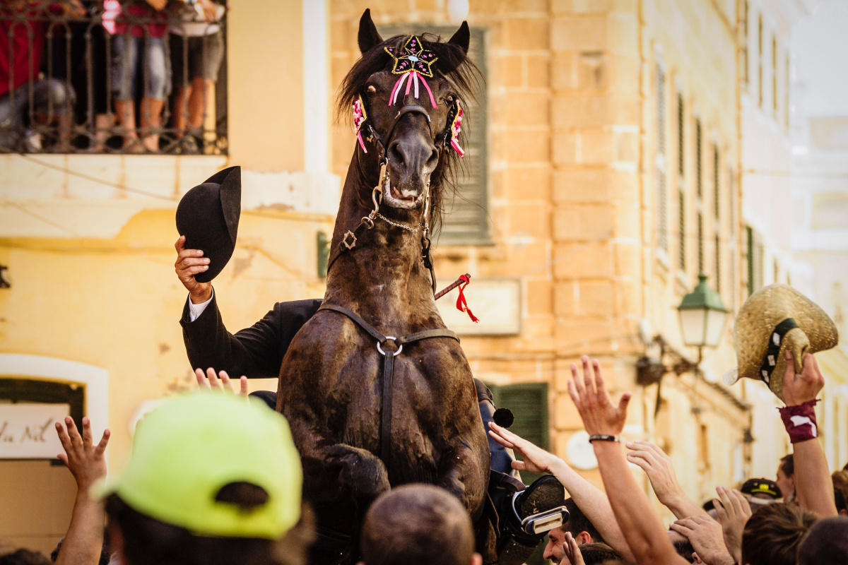 Un cheval et son cavalier paradant dans les rues de Ciutadella durant la fête de Sant Joan, à Minorque