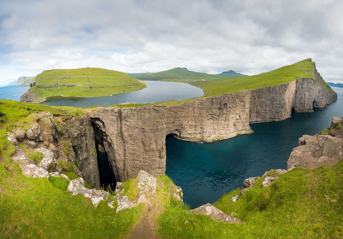 Un lac au-dessus des falaises aux îles féroé