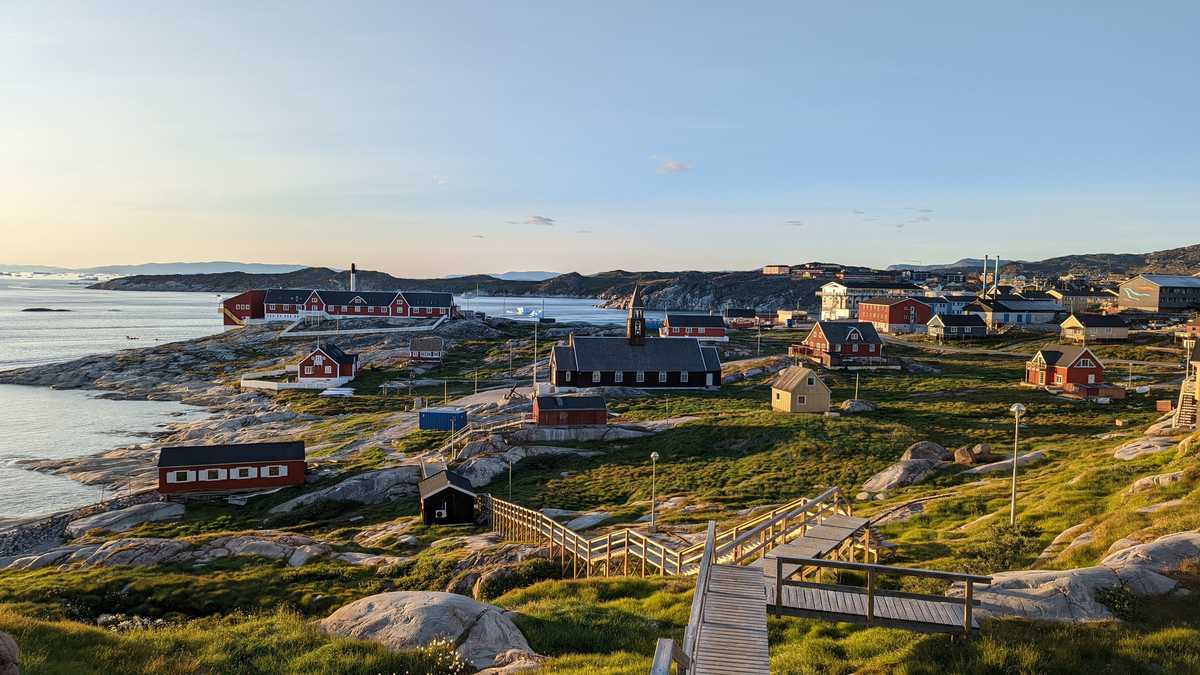 Ville d'Ilulissat au Groenland dans l'Arctique © Osborn James Ville d'Ilulissat au Groenland dans l'Arctique