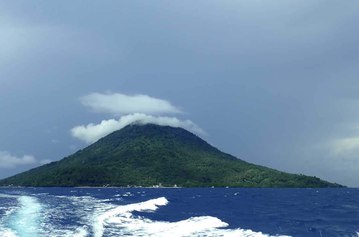 Volcan Manado tua vu depuis la mer, Sulawesi Nord