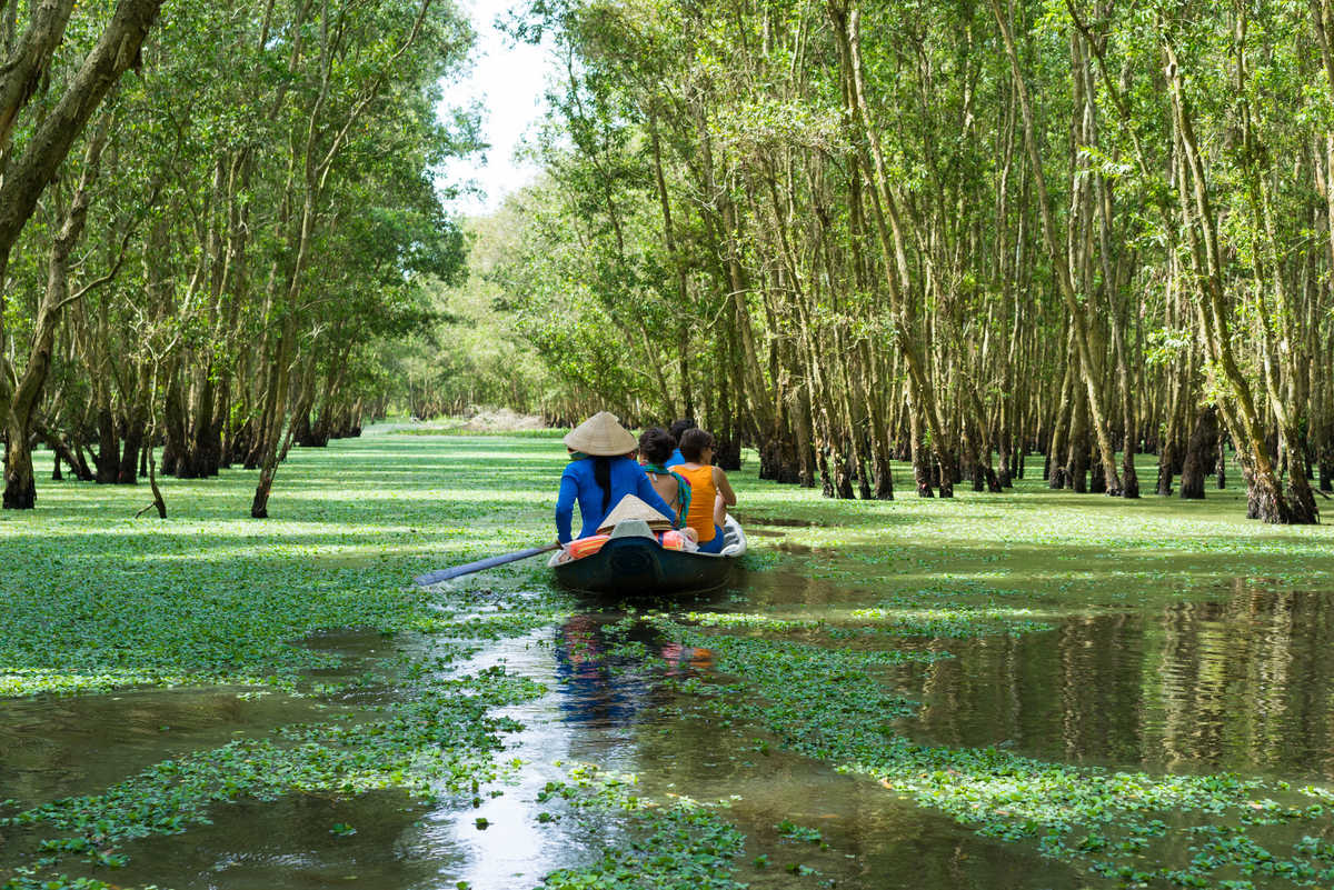 Voyageurs dans le Délta du Mékong au Vietnam