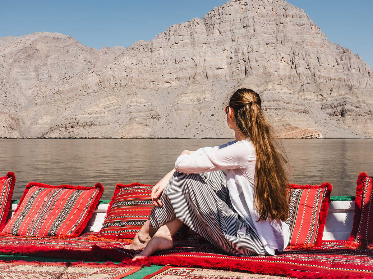 Voyageuse qui voyage en croisière et regarde le Fjord d'Oman