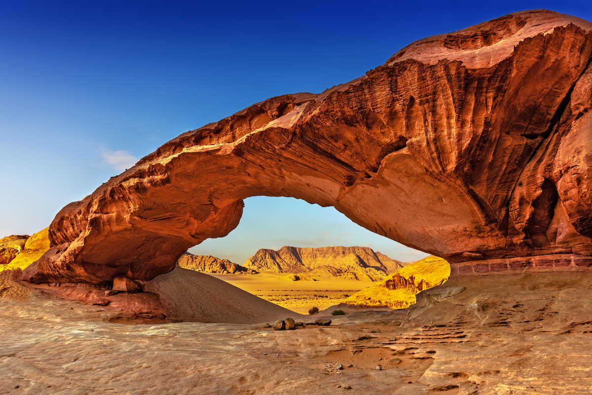 Vue à travers une arche rocheuse dans le désert de Wadi Rum, Jordanie © Adobe Stock Vue à travers une arche rocheuse dans le désert de Wadi Rum, Jordanie