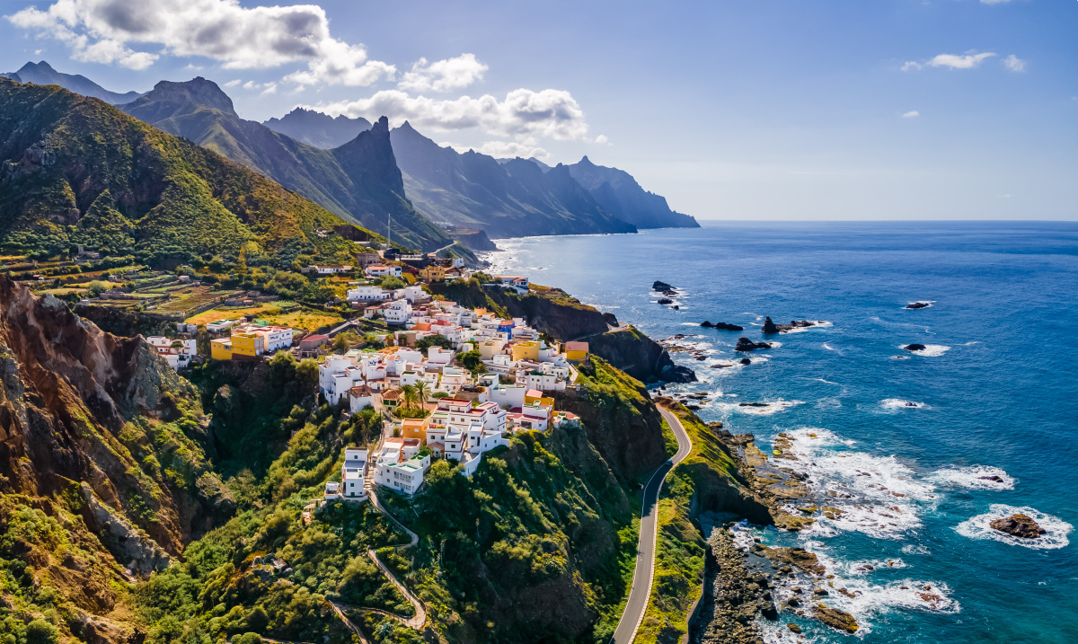 Vue aérienne d'un village côtier de Tenerife, dans les Canaries