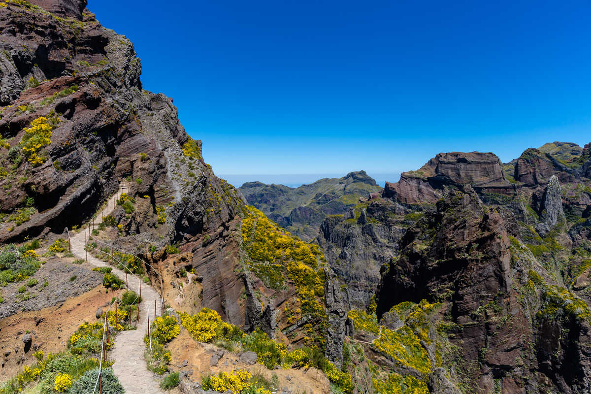 Vue d'ensemble des montagnes du chemin "Pico Areeiro" au "Pico Ruivo", île de Madère, Portugal