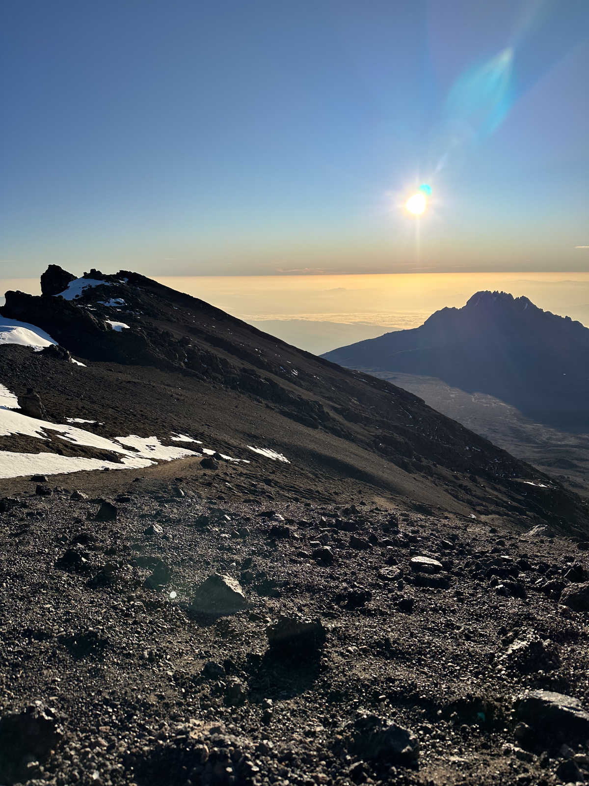 Vue depuis le Stella point pendant l'ascension du Kilimandjaro en Tanzanie