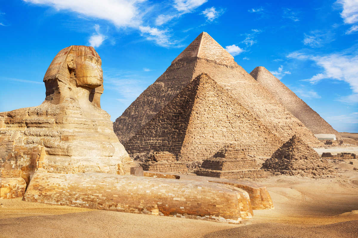 Vue des fameuses pyramides et sphinx de Gizeh