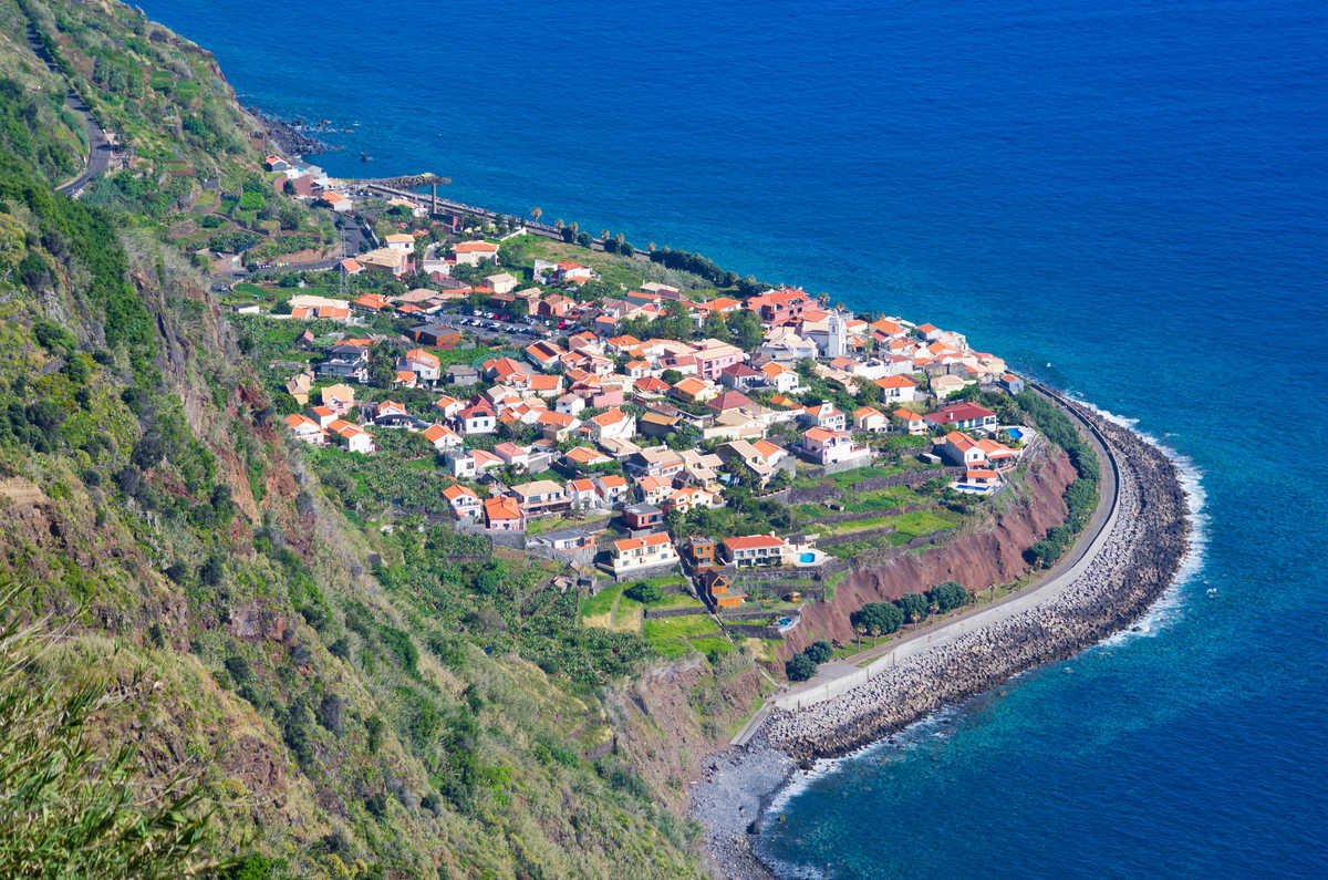 vue du ciel sur le village de Jardim do Mar Madère