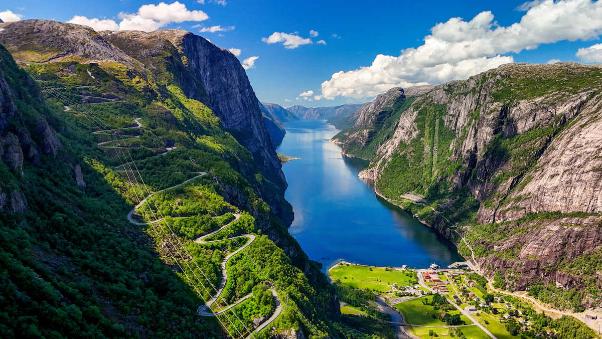 Vue panoramique sur le Reinefjord en haut du Reinebringen, Norvège