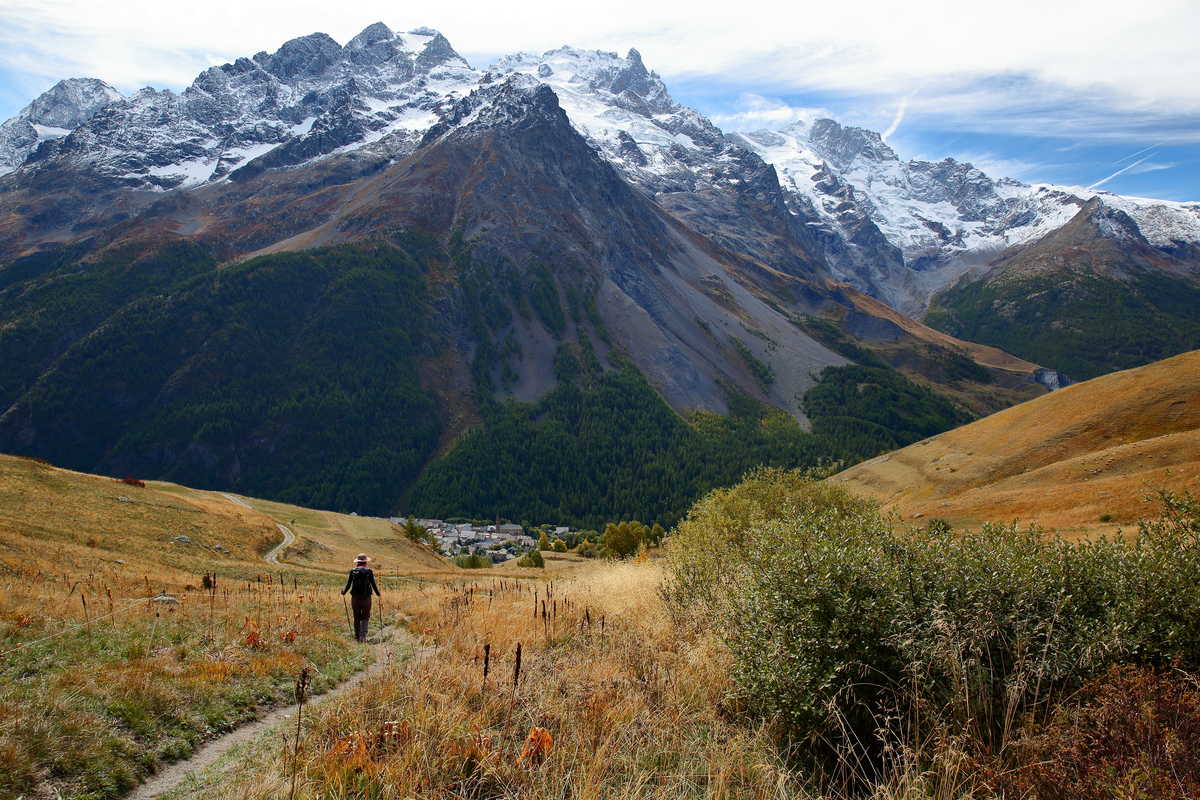 Vue sur la Meije sur un sentier de randonnée au dessus de Villar d'Arene, Massif des Ecrins, Alpes du sud