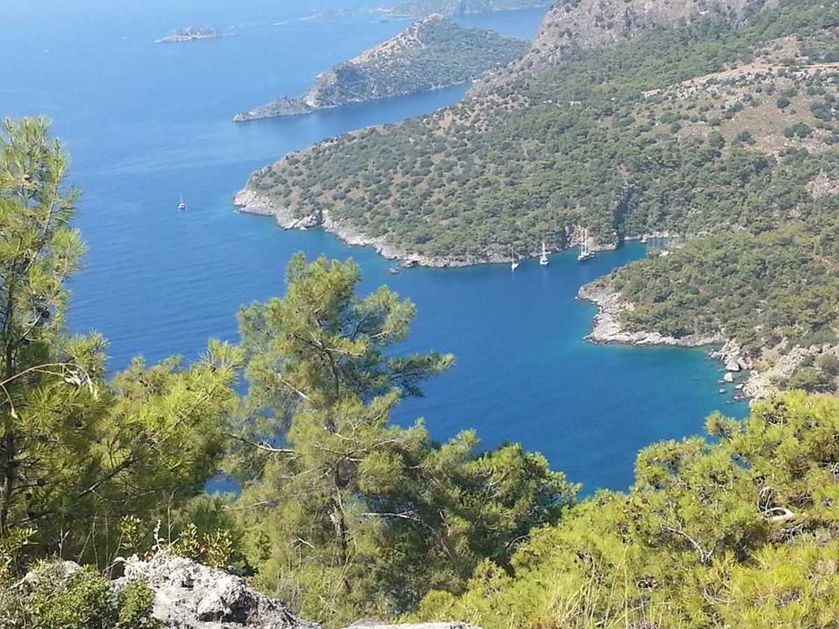 Vue sur la mer au bord de la côte lycienne en Turquie