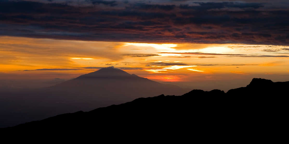 Vue sur le mont Meru au coucher du soleil depuis le Kilimandjaro en Tanzanie