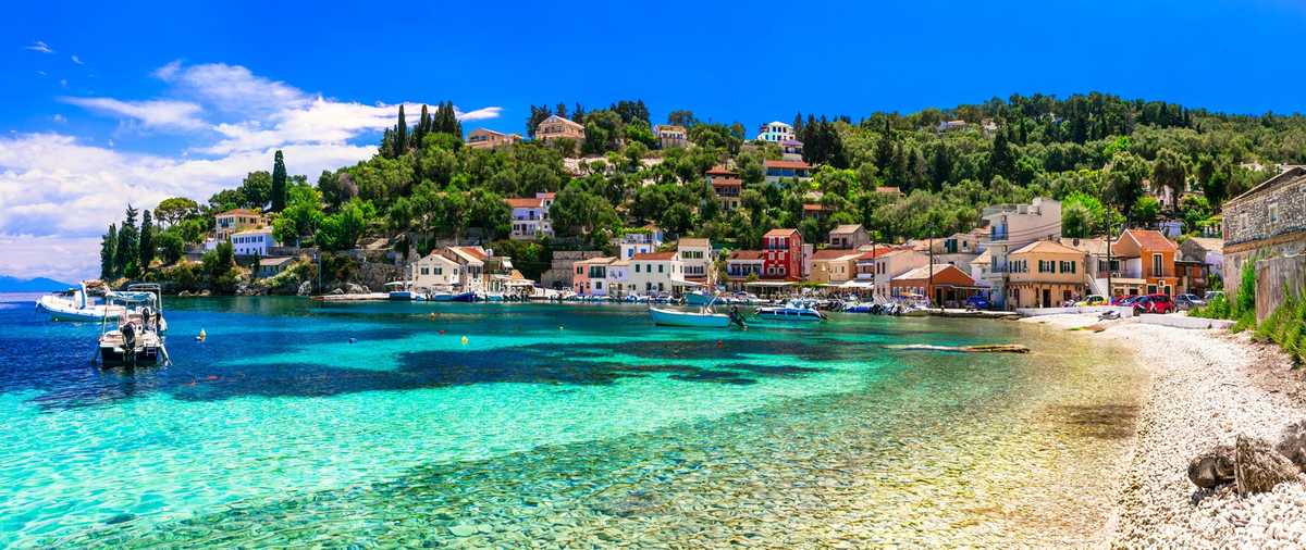 Vue sur le petit village de Longos, sur l'île de Paxos dans les îles ioniennes