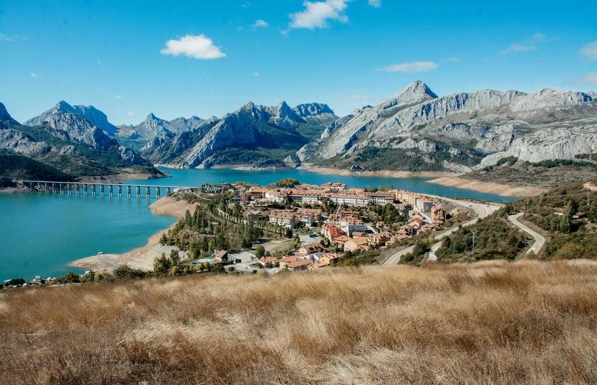 Vue sur le village de Riaño et le parc des Picos de Europa en Asturies en Espagne