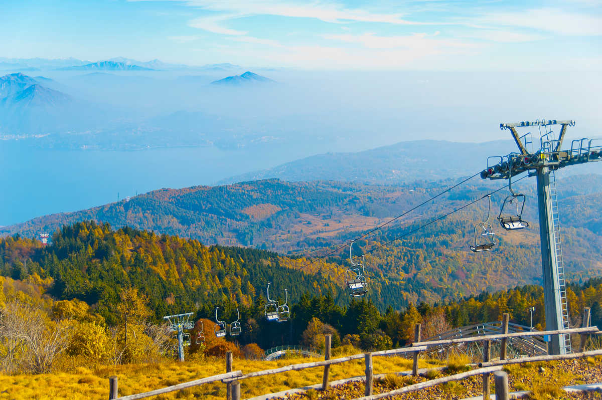 Vue sur les montagnes depuis le Mottarone en Italie
